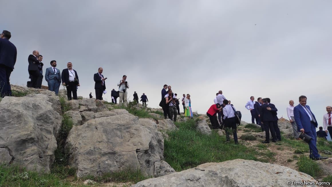 В Шуше для более 100 местных и иностранных представителей организован тур по городу (FOTO)