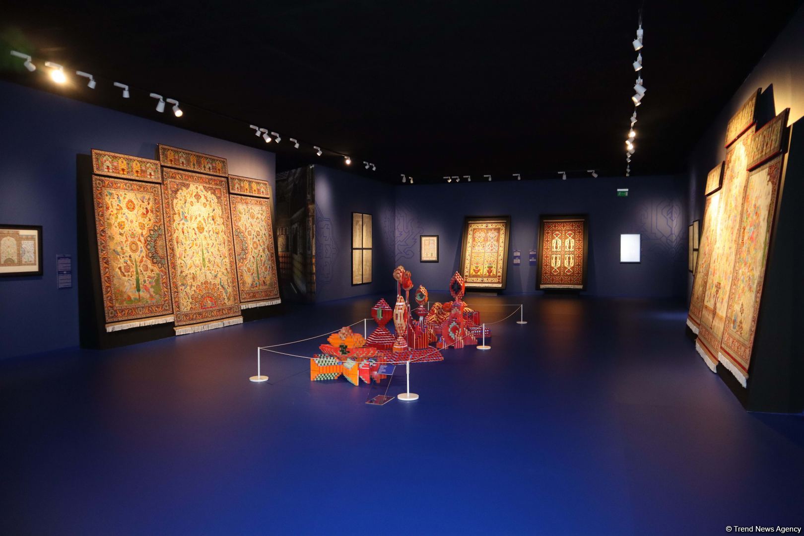 В Центре Гейдара Алиева состоялась торжественная презентация новой потрясающей коллекции ковров "Azərbaycan xalçası - ilmələrin rəqsi" (ФОТО)