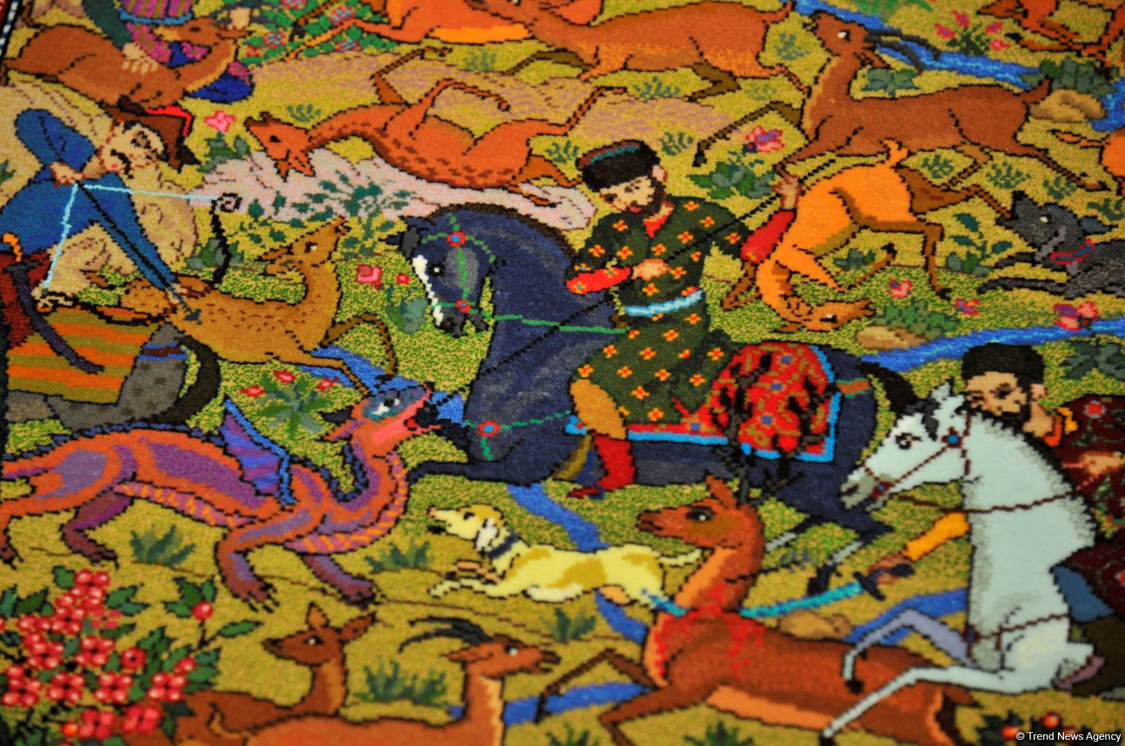 В Центре Гейдара Алиева состоялась торжественная презентация новой потрясающей коллекции ковров "Azərbaycan xalçası - ilmələrin rəqsi" (ФОТО)