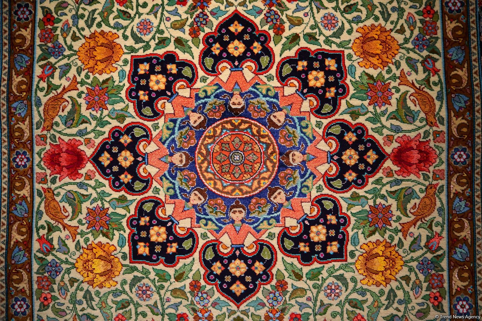 В Центре Гейдара Алиева состоялась торжественная презентация новой потрясающей коллекции ковров "Azərbaycan xalçası - ilmələrin rəqsi" (ФОТО)