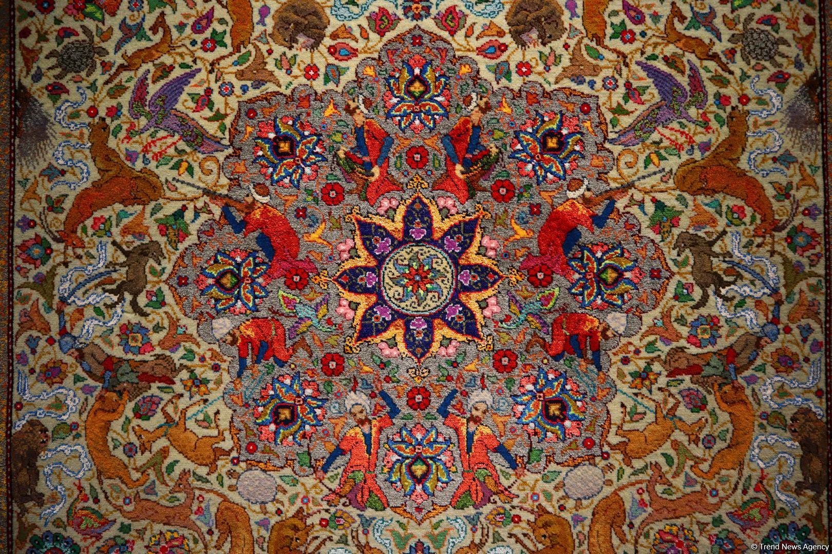 В Центре Гейдара Алиева состоялась торжественная презентация новой потрясающей коллекции ковров "Azərbaycan xalçası - ilmələrin rəqsi" (ФОТО)