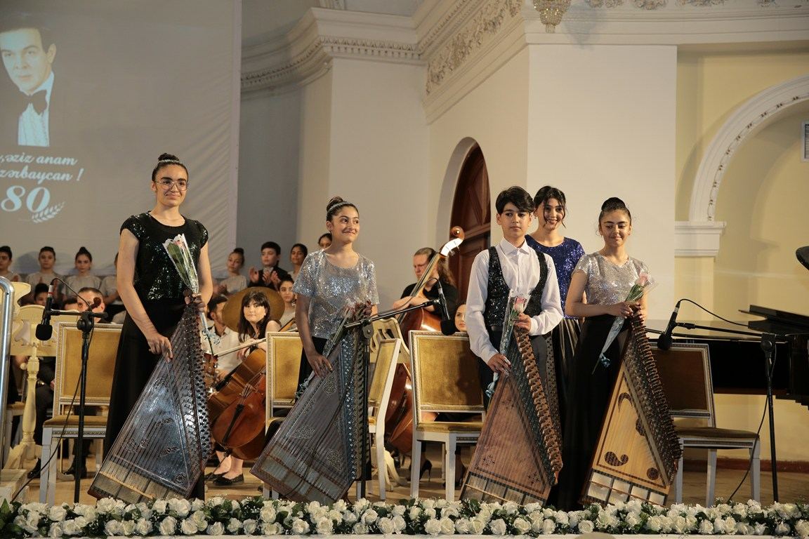 "Ey əziz anam, Azərbaycan" - к 80-летию легендарного Муслима Магомаева  (ФОТО)