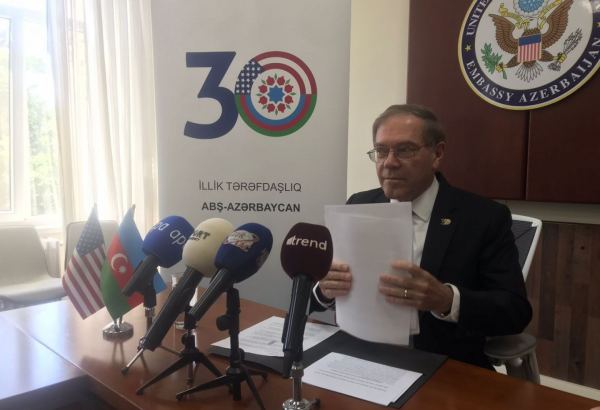 США ведут диалог с Азербайджаном и Арменией для поддержки мирного процесса - посол