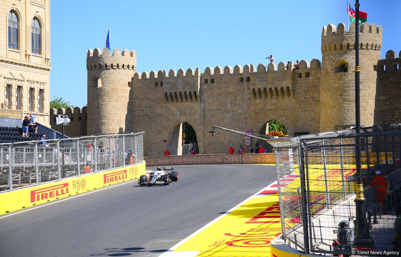 Завершилась первая тренировочная сессия пилотов «Формулы-1» в Баку (ФОТО)