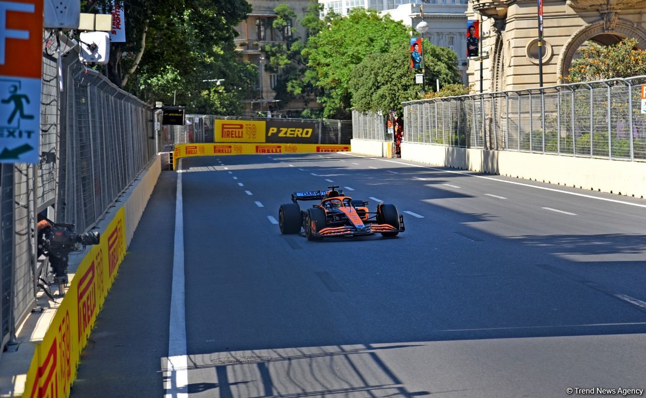 Завершилась первая тренировочная сессия пилотов «Формулы-1» в Баку (ФОТО)