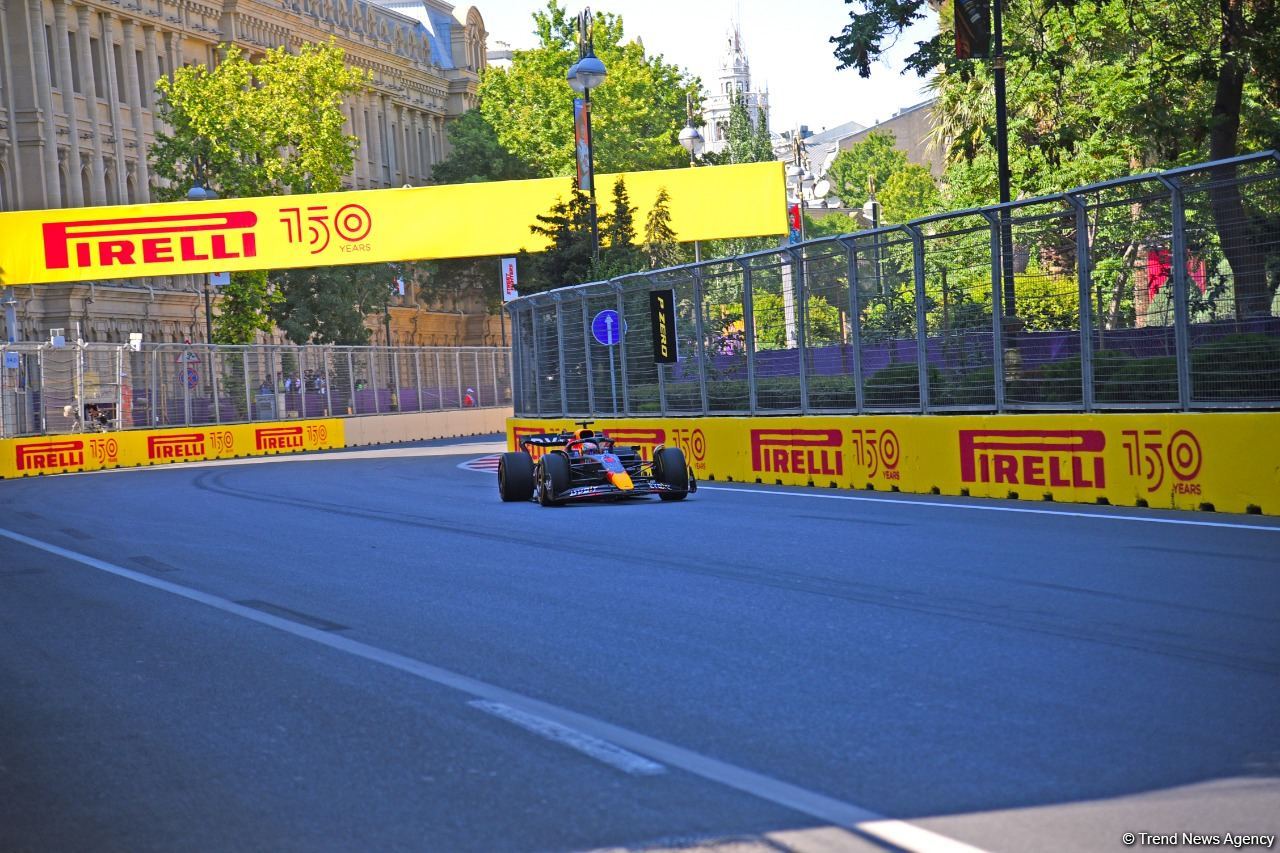 Завершилась первая тренировочная сессия пилотов «Формулы-1» в Баку (ФОТО)