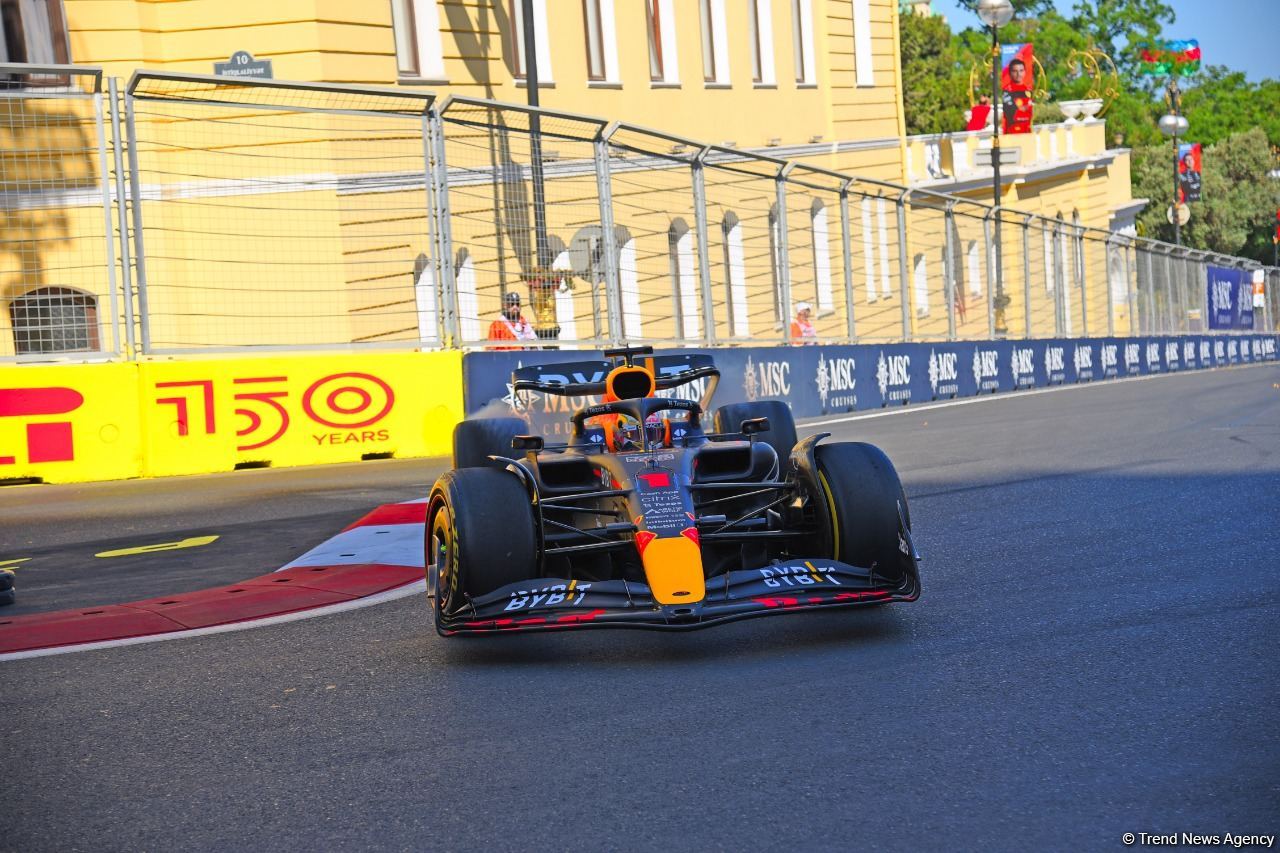 Завершилась первая тренировочная сессия пилотов «Формулы-1» в Баку (ФОТО)