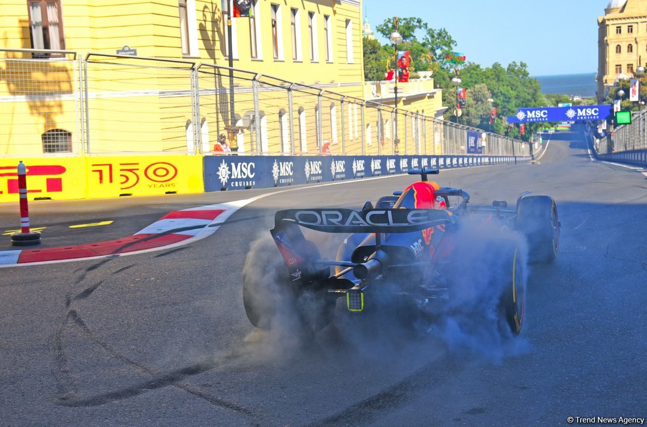 Завершилась первая тренировочная сессия пилотов «Формулы-1» в Баку (ФОТО)