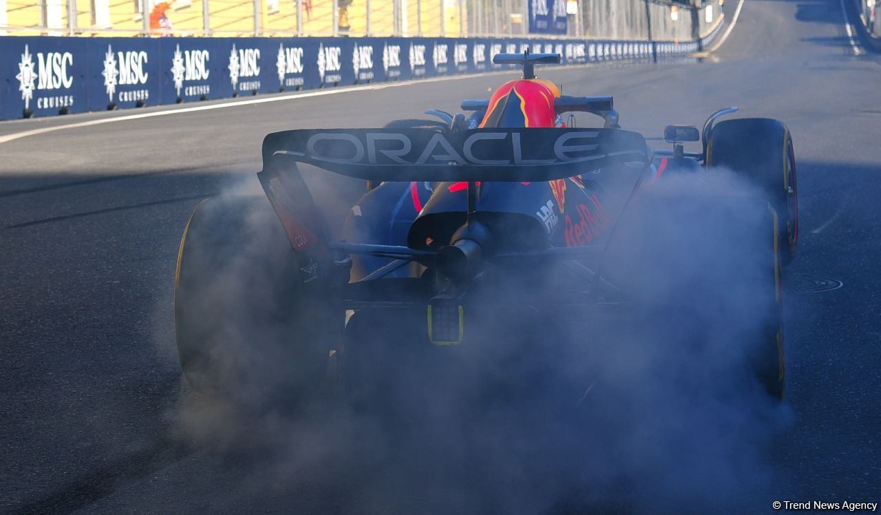 Завершилась первая тренировочная сессия пилотов «Формулы-1» в Баку (ФОТО)
