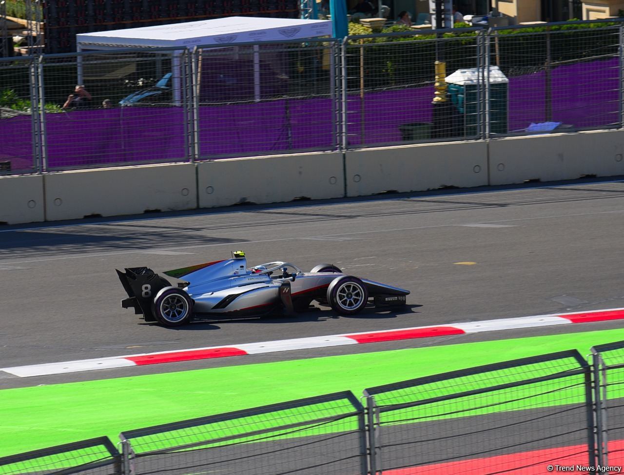 Завершилась первая тренировочная сессия пилотов «Формулы-1» в Баку (ФОТО)