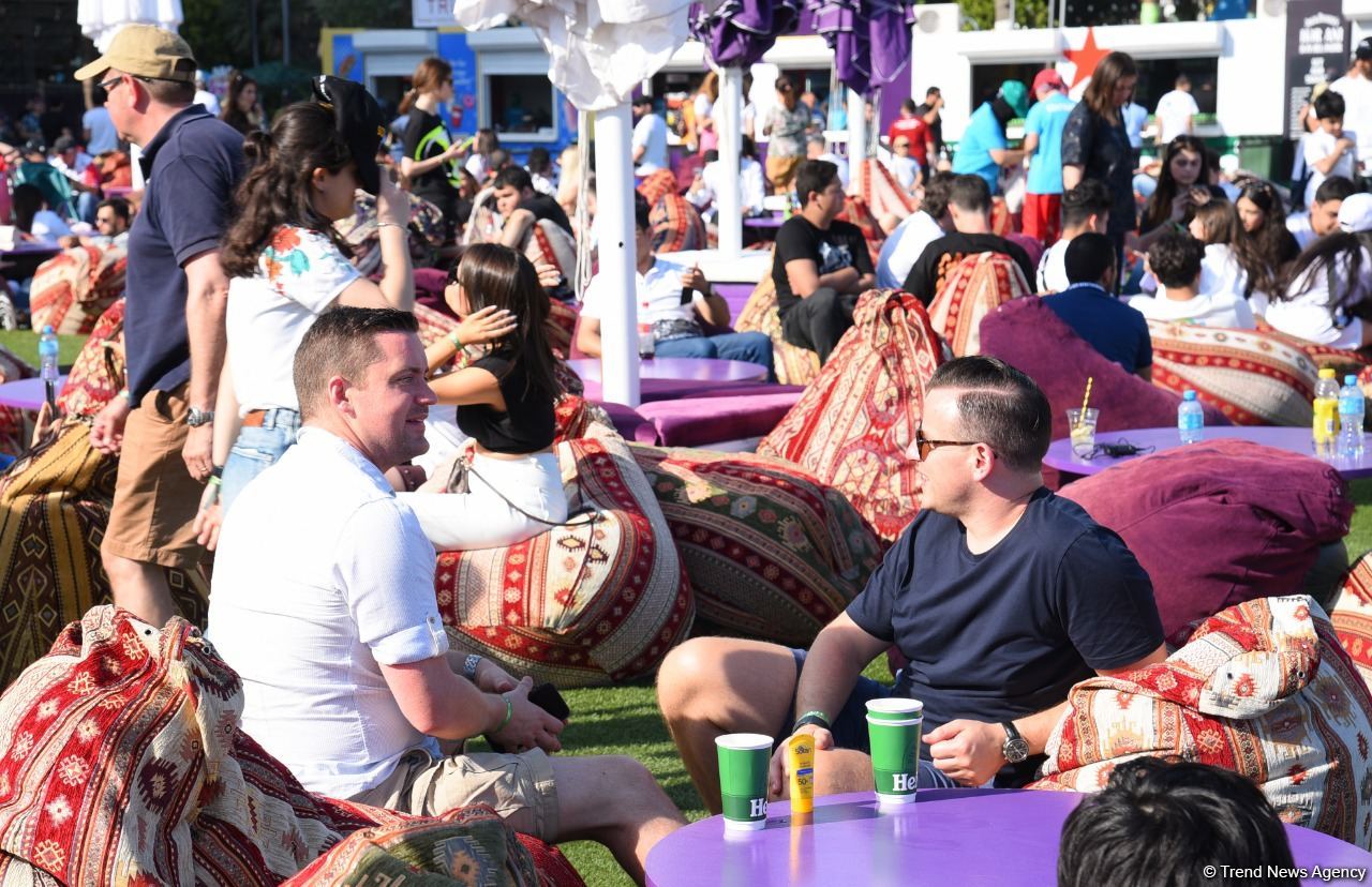 Завершилась первая тренировочная сессия пилотов «Формулы-1» в Баку (ФОТО)