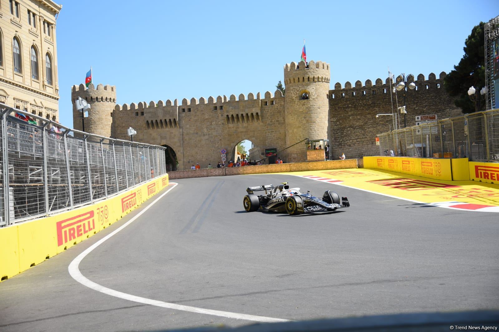 В Баку стартовала первая тренировочная сессия пилотов “Формулы-1” (ФОТО)