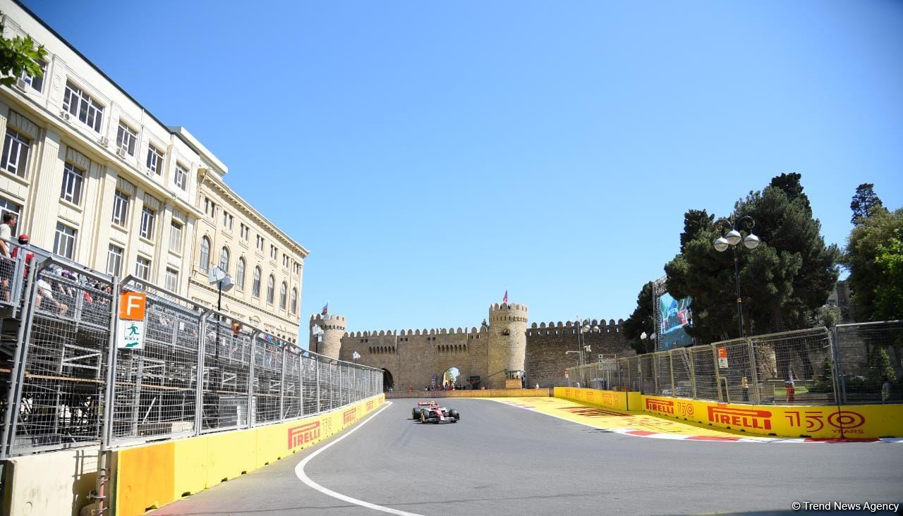 В Баку стартовала первая тренировочная сессия пилотов “Формулы-1” (ФОТО)