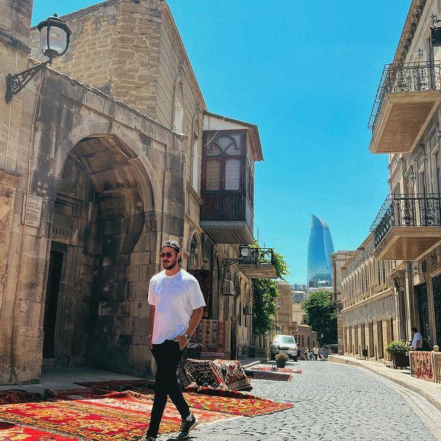 Известный турецкий актер приехал в Баку на Гран-при "Формулы-1" (ФОТО)