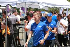 В Баку прошла автограф-сессия пилотов "Формулы-1" (ФОТО)