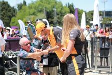 В Баку прошла автограф-сессия пилотов "Формулы-1" (ФОТО)