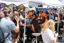 В Баку прошла автограф-сессия пилотов "Формулы-1" (ФОТО)