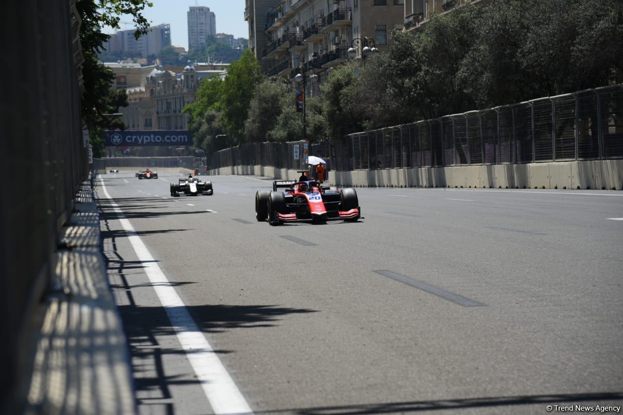 На Гран-при Азербайджана «Формулы-1» начались свободные заезды (ФОТО)