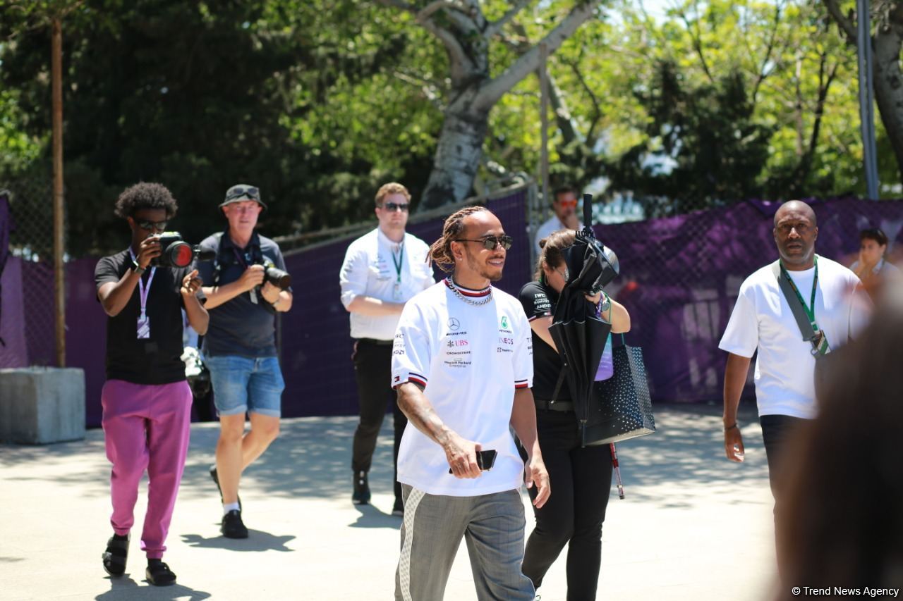 В Баку прошла автограф-сессия пилотов "Формулы-1" (ФОТО)