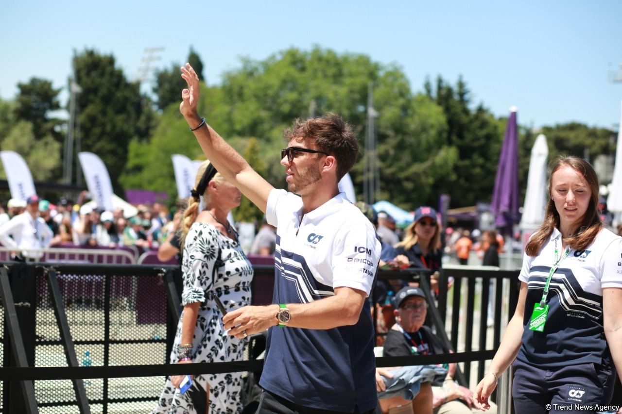 В Баку прошла автограф-сессия пилотов "Формулы-1" (ФОТО)