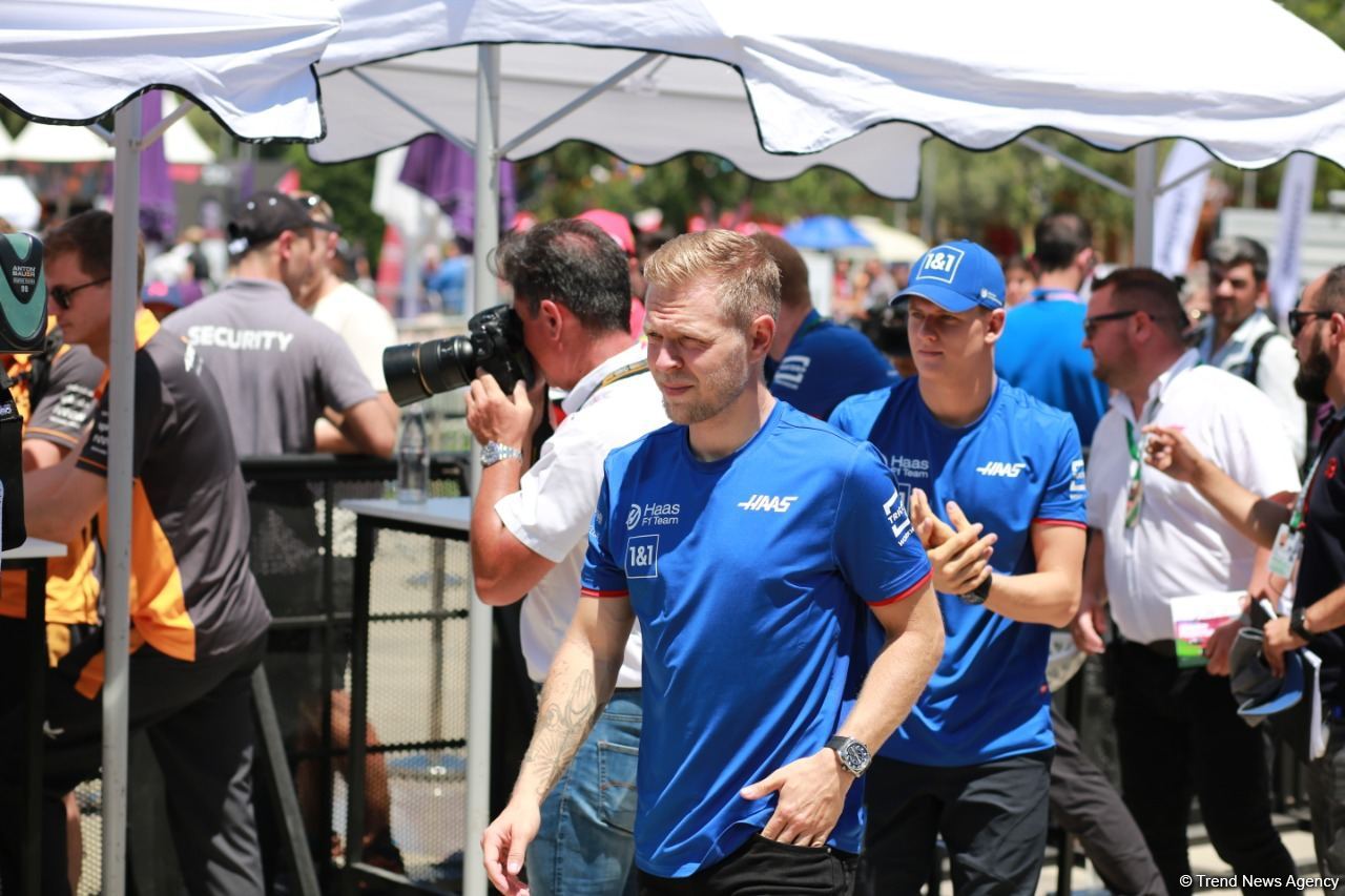 В Баку прошла автограф-сессия пилотов "Формулы-1" (ФОТО)