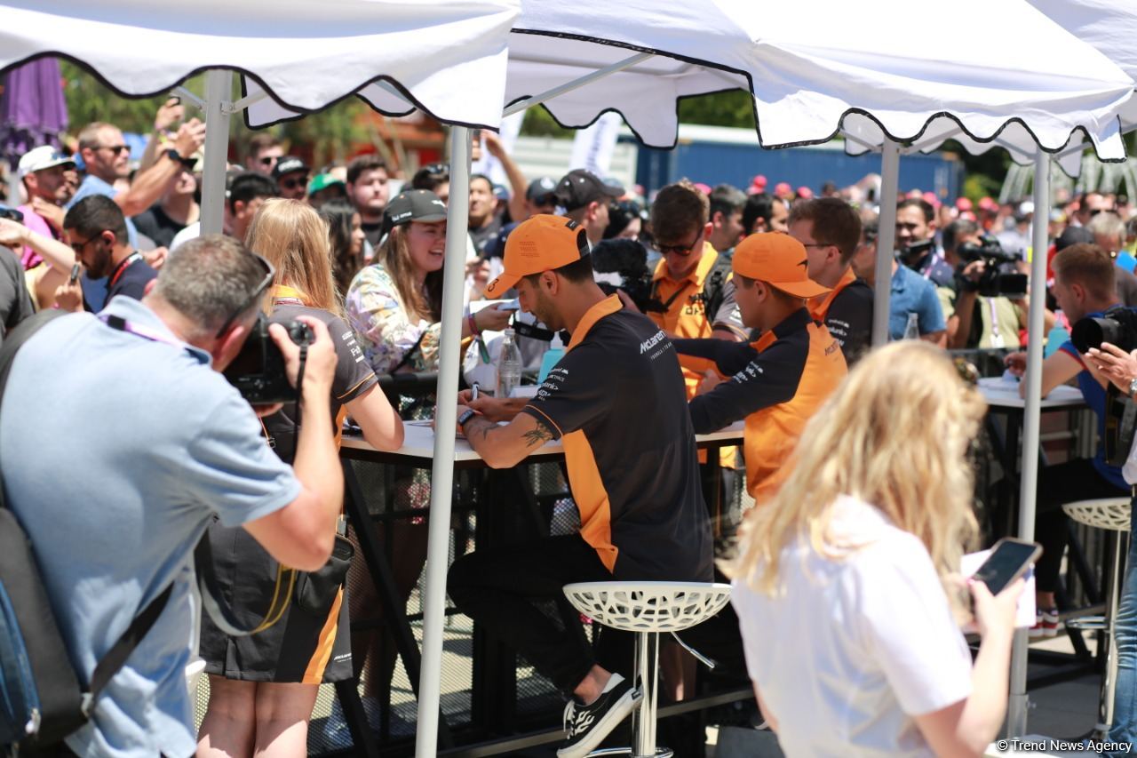 В Баку прошла автограф-сессия пилотов "Формулы-1" (ФОТО)