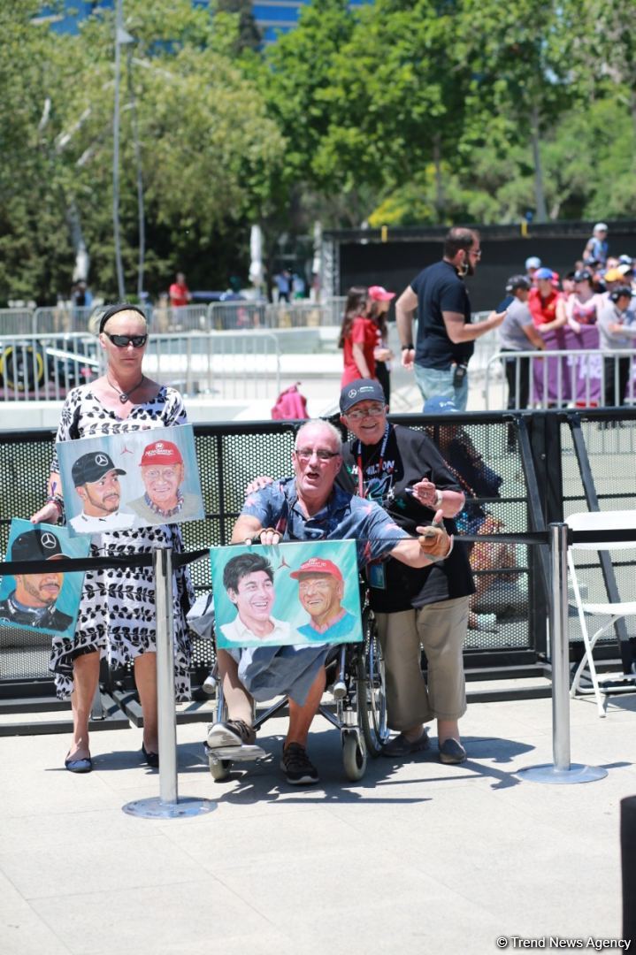 В Баку прошла автограф-сессия пилотов "Формулы-1" (ФОТО)