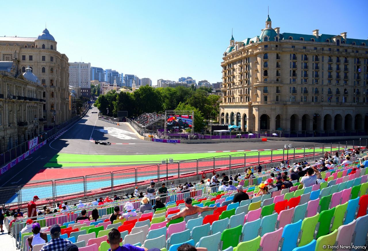 Стартовала квалификационная сессия пилотов «Формулы-1» в Баку (ФОТО)