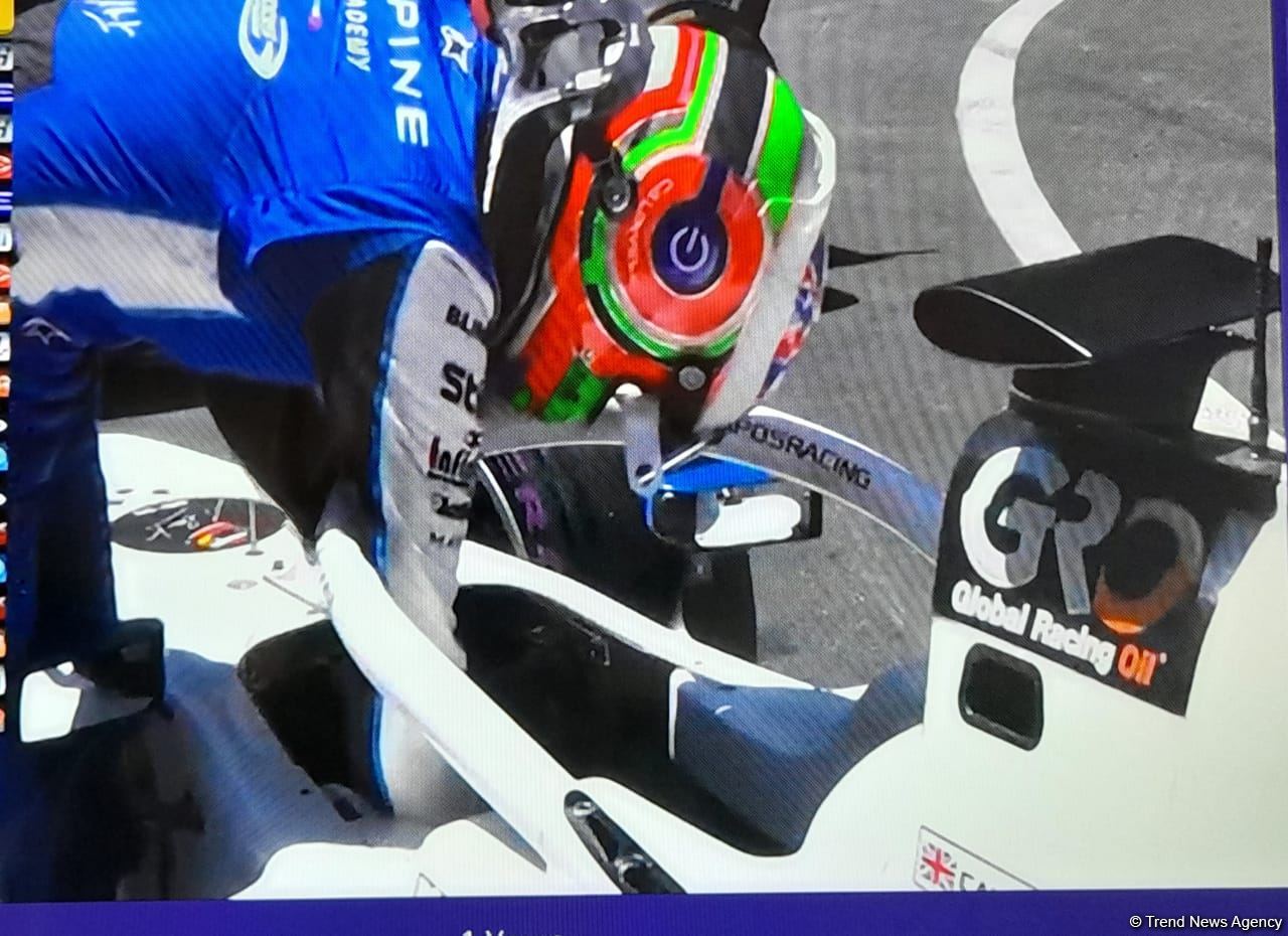 Два болида вышли из строя в основной гонке "Формулы-2" в Баку (ФОТО)