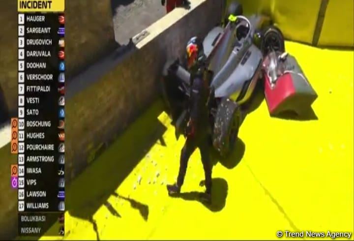 В основной гонке «Формулы-2» в Баку произошла еще одна авария (ФОТО)