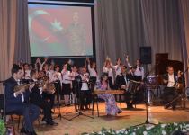 В Баку появился юный Адриано Челентано со своей экономкой Мами и Орнеллой Мути (ВИДЕО, ФОТО)