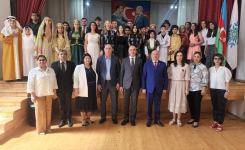 В Баку появился юный Адриано Челентано со своей экономкой Мами и Орнеллой Мути (ВИДЕО, ФОТО)