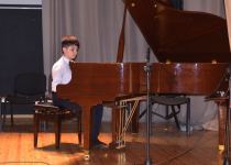 В Баку появился юный Адриано Челентано со своей экономкой Мами и Орнеллой Мути (ВИДЕО, ФОТО)