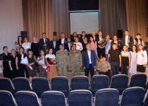 В Баку появился юный Адриано Челентано со своей экономкой Мами и Орнеллой Мути (ВИДЕО, ФОТО)