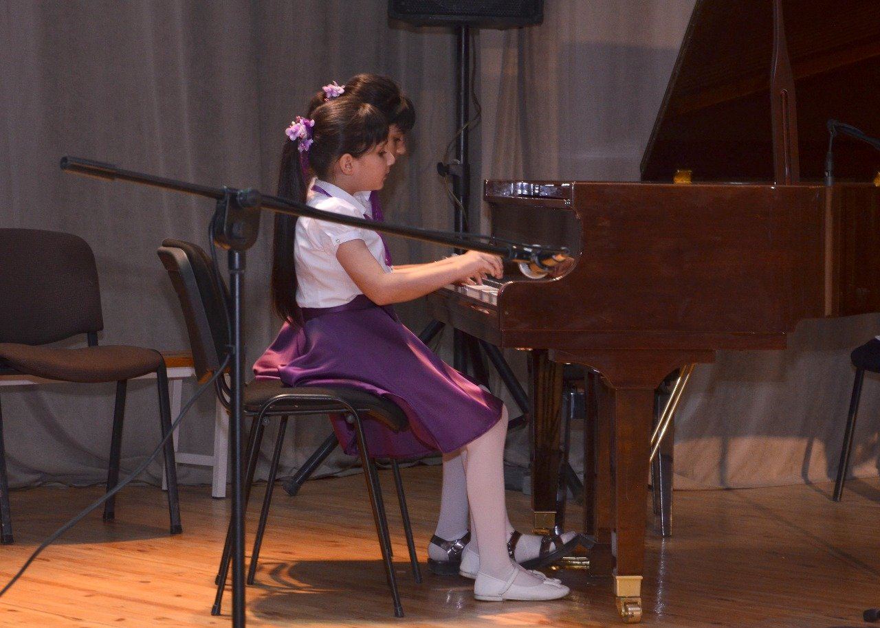 В Баку появился юный Адриано Челентано со своей экономкой Мами и Орнеллой Мути (ВИДЕО, ФОТО)