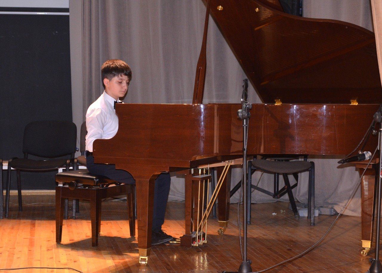 В Баку появился юный Адриано Челентано со своей экономкой Мами и Орнеллой Мути (ВИДЕО, ФОТО)