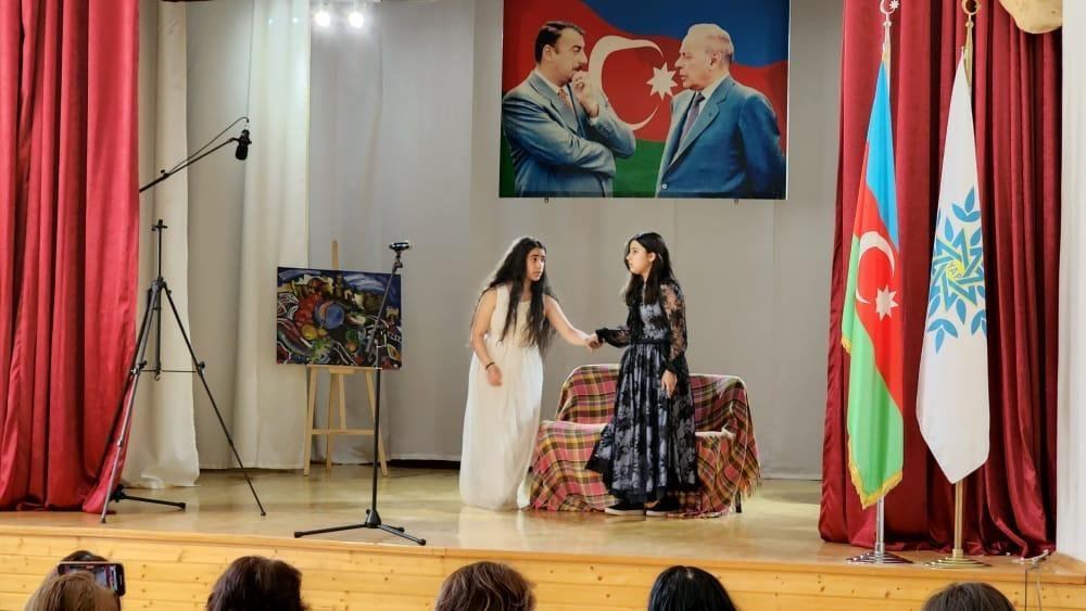 В Баку появился юный Адриано Челентано со своей экономкой Мами и Орнеллой Мути (ВИДЕО, ФОТО)