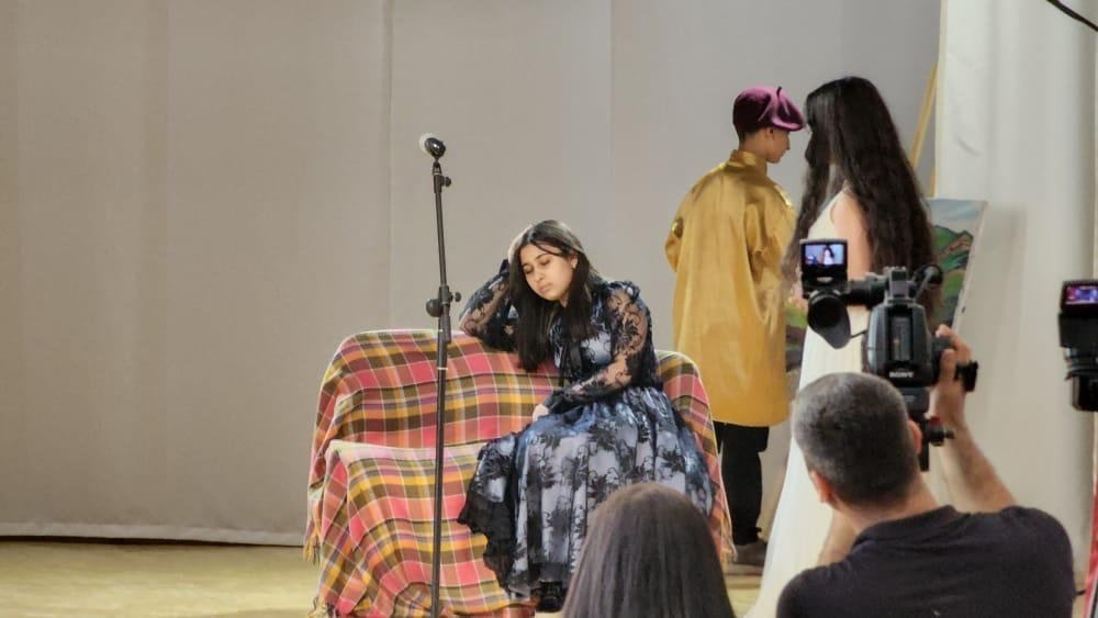 В Баку появился юный Адриано Челентано со своей экономкой Мами и Орнеллой Мути (ВИДЕО, ФОТО)