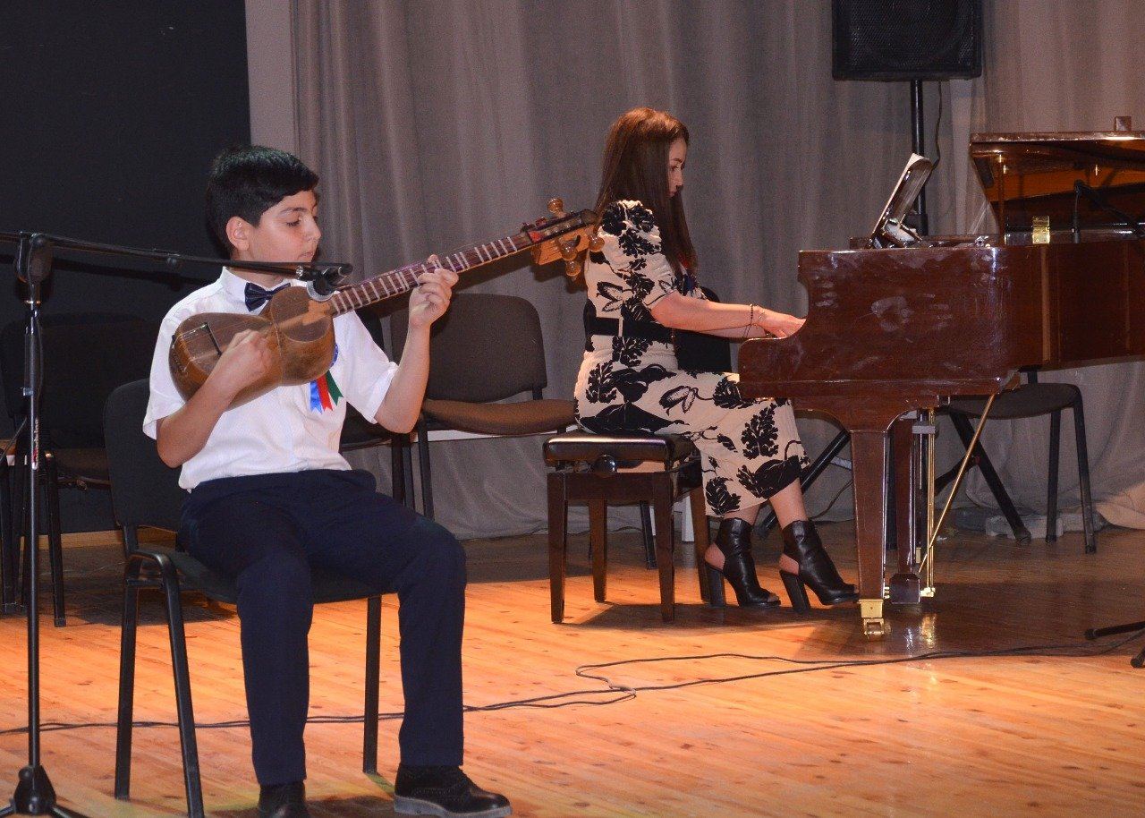 В Баку появился юный Адриано Челентано со своей экономкой Мами и Орнеллой Мути (ВИДЕО, ФОТО)