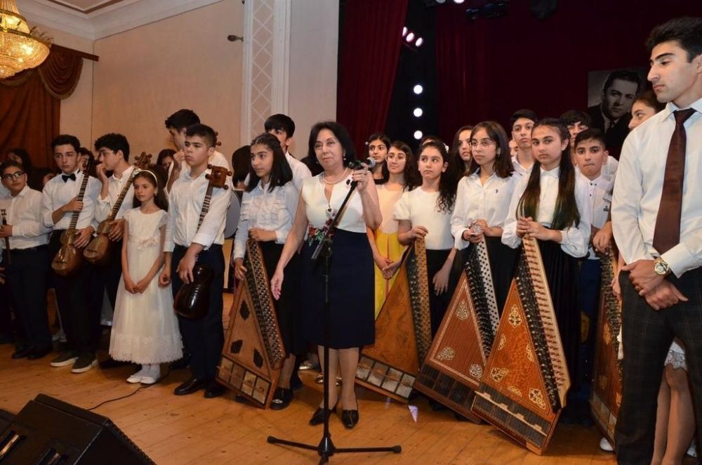 В Баку появился юный Адриано Челентано со своей экономкой Мами и Орнеллой Мути (ВИДЕО, ФОТО)