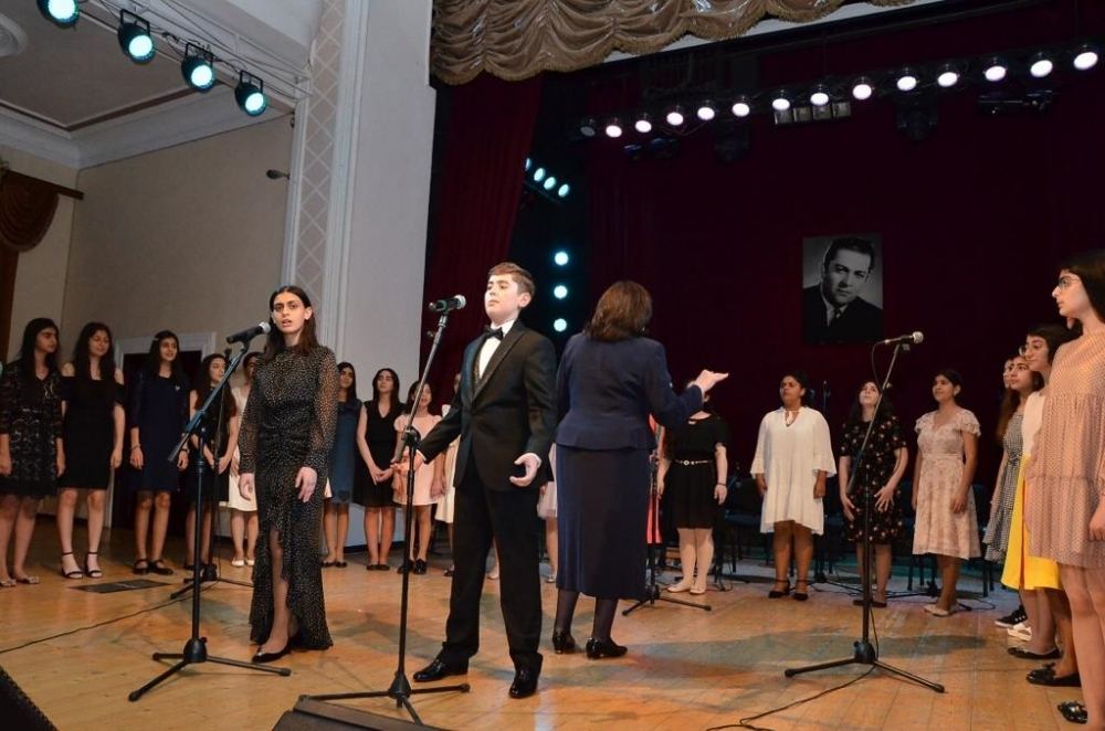 В Баку появился юный Адриано Челентано со своей экономкой Мами и Орнеллой Мути (ВИДЕО, ФОТО)