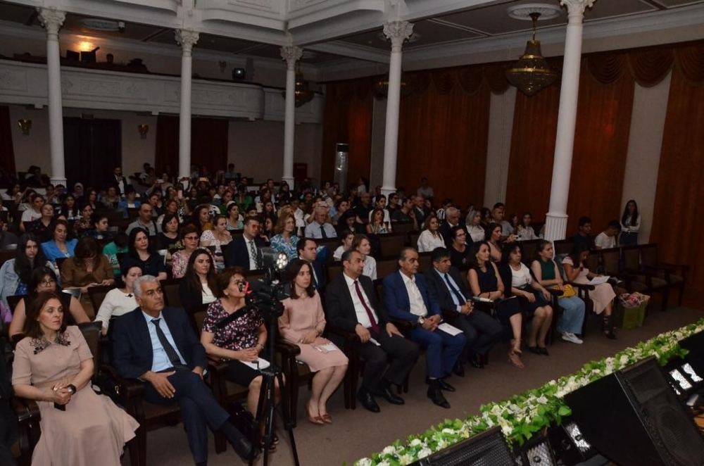 В Баку появился юный Адриано Челентано со своей экономкой Мами и Орнеллой Мути (ВИДЕО, ФОТО)