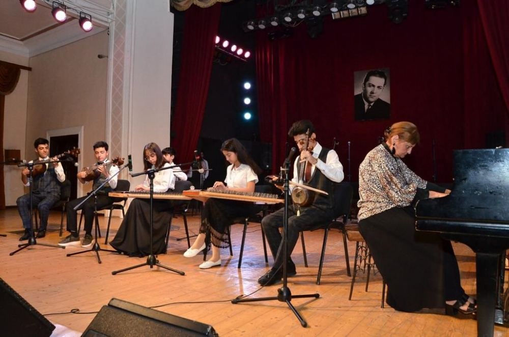 В Баку появился юный Адриано Челентано со своей экономкой Мами и Орнеллой Мути (ВИДЕО, ФОТО)