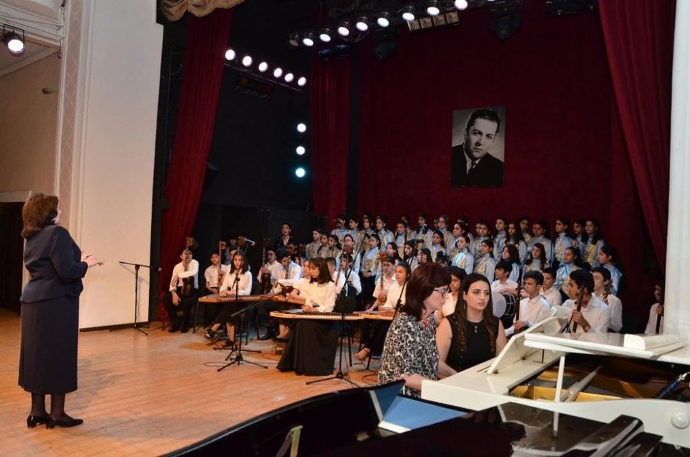 В Баку появился юный Адриано Челентано со своей экономкой Мами и Орнеллой Мути (ВИДЕО, ФОТО)