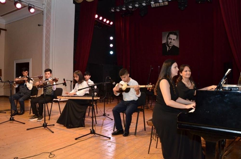 В Баку появился юный Адриано Челентано со своей экономкой Мами и Орнеллой Мути (ВИДЕО, ФОТО)