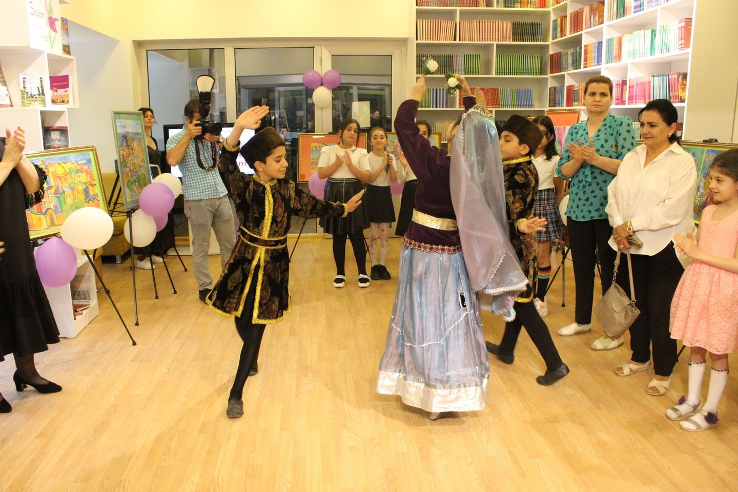 В Баку появился юный Адриано Челентано со своей экономкой Мами и Орнеллой Мути (ВИДЕО, ФОТО)