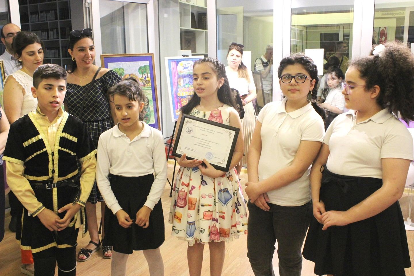 В Баку появился юный Адриано Челентано со своей экономкой Мами и Орнеллой Мути (ВИДЕО, ФОТО)