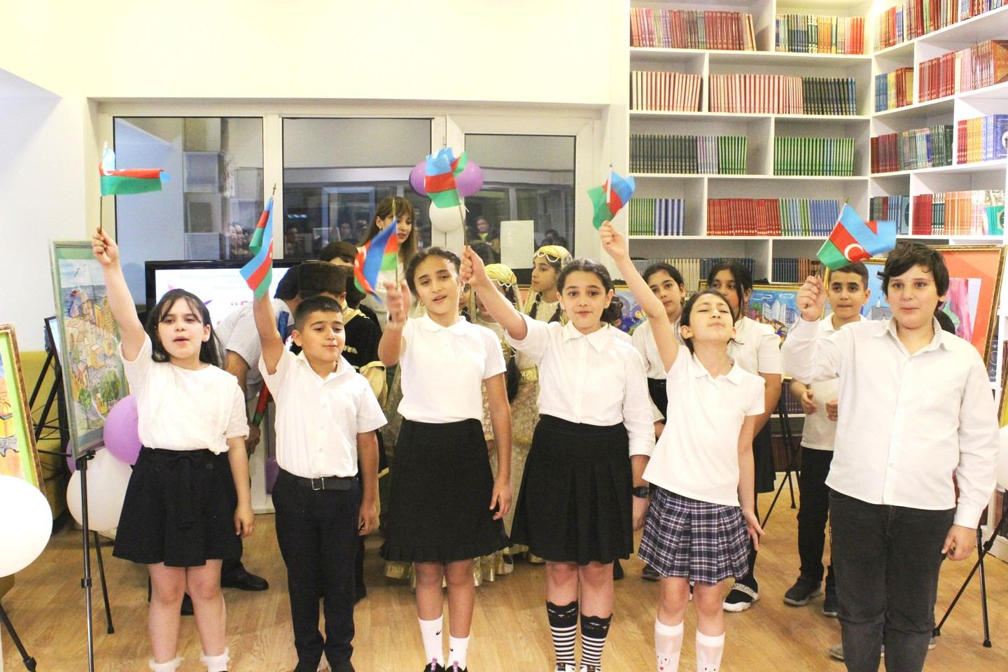 В Баку появился юный Адриано Челентано со своей экономкой Мами и Орнеллой Мути (ВИДЕО, ФОТО)