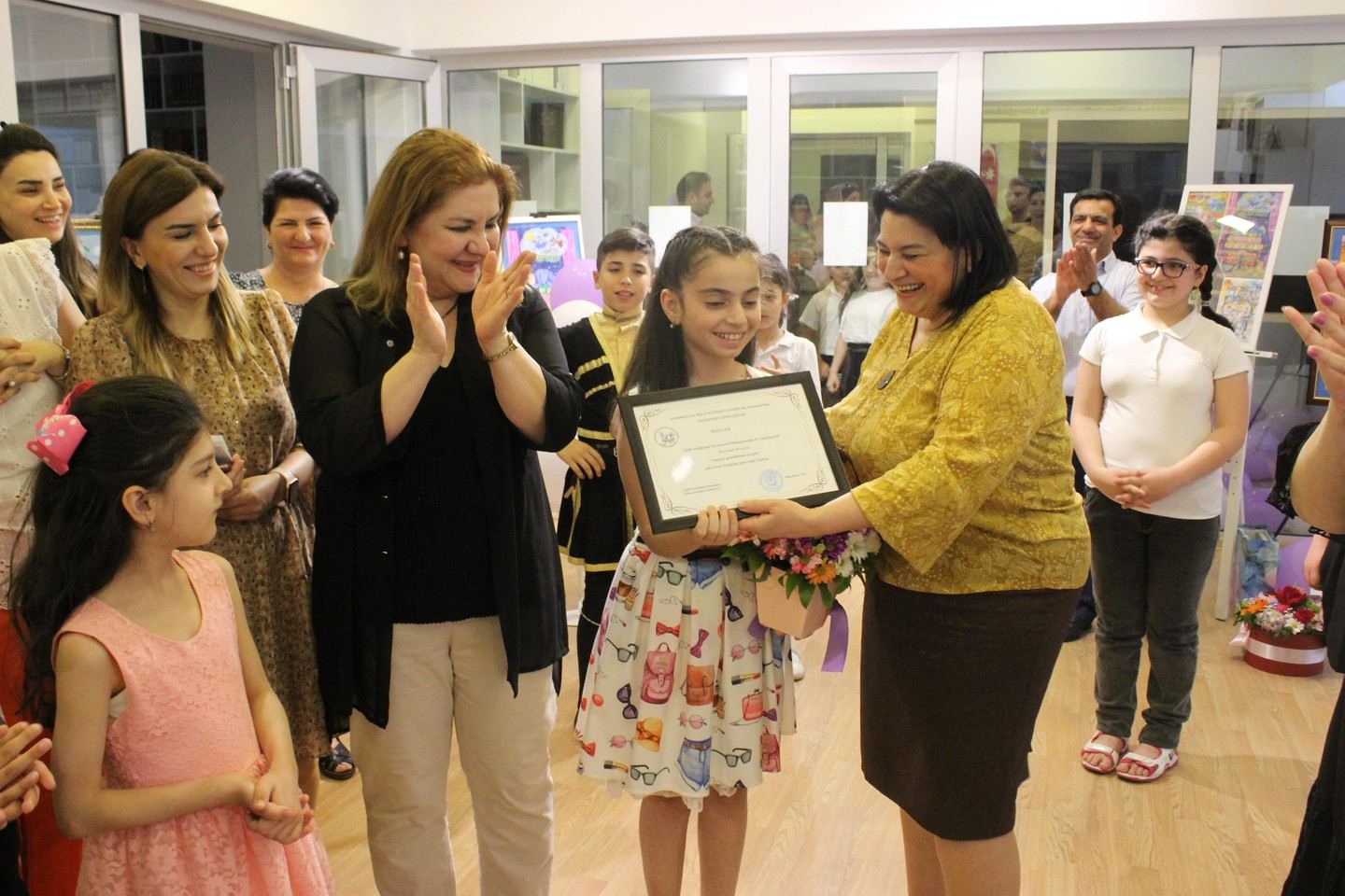 В Баку появился юный Адриано Челентано со своей экономкой Мами и Орнеллой Мути (ВИДЕО, ФОТО)