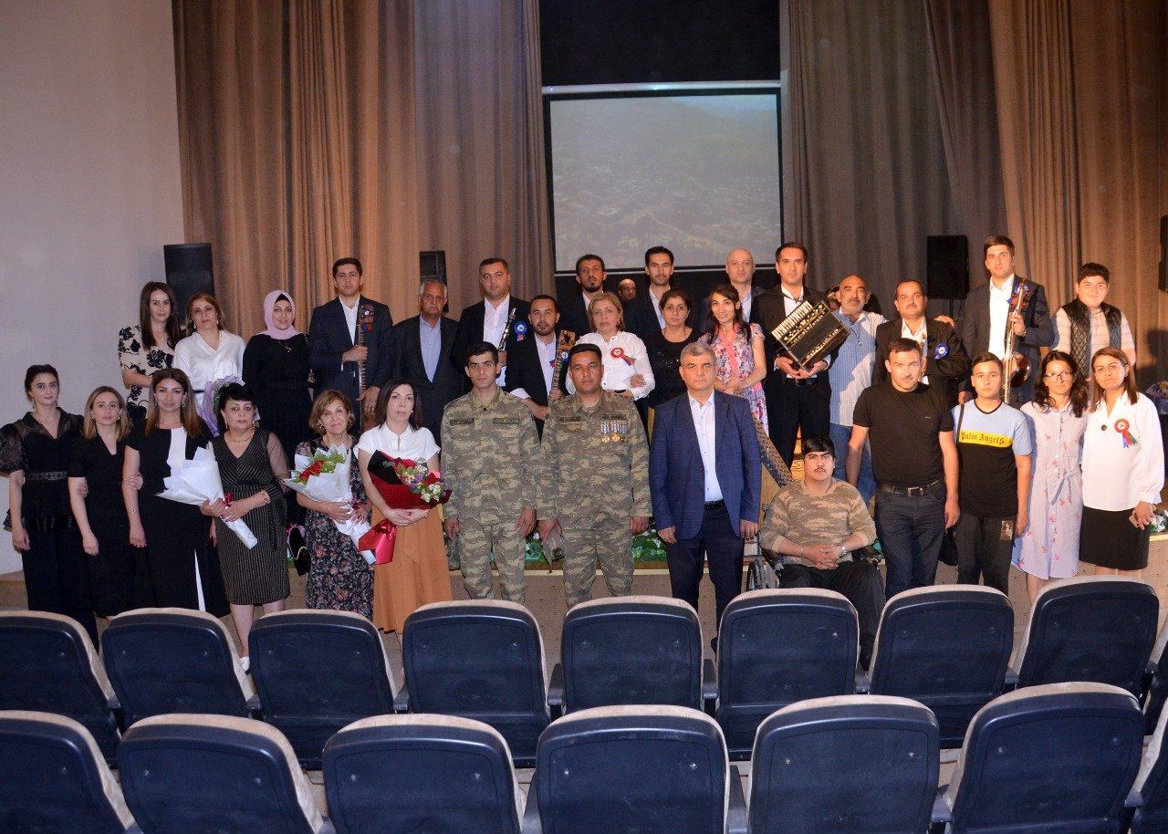 В Баку появился юный Адриано Челентано со своей экономкой Мами и Орнеллой Мути (ВИДЕО, ФОТО)